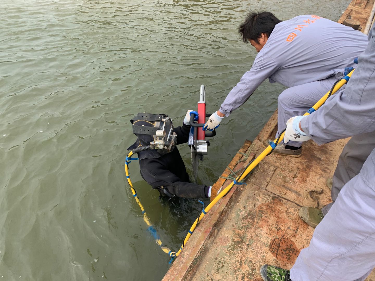 韶關突破水流阻礙，匠心鋪設過河管道